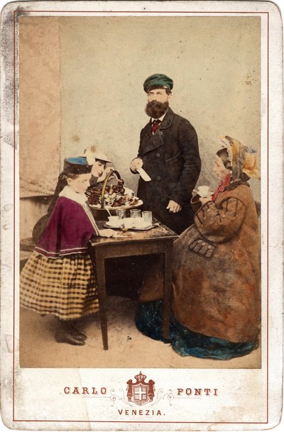 Vita quotidiana, una famiglia riunita intorno a un tavolo di dolci e caffè, Venezia. Stampa del XIX secolo su cartone Dim. 11x16,5 cm da Unbekannt
