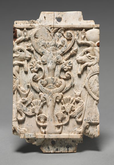 Placca Decorativa: Sfingi con Testa di Ariete che Fiancheggiano un Albero Sacro, 900-800 a.C. da Unbekannt