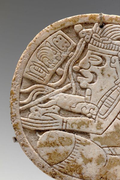 (dettaglio) da un tondo di conchiglia maya, raffigurante uno scriba a gambe incrociate con penna in mano da Unbekannt