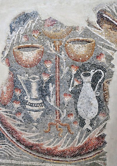 (dettaglio) da un pavimento a mosaico raffigurante coppe, brocche di vino e decanter dalla sinagoga samaritana di El-Khirbe, Cisgiordania, 4° secolo d.C. da Unbekannt