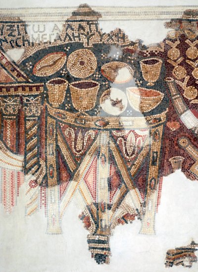Dettaglio di un pavimento a mosaico raffigurante la tavola delle offerte con coppe, ciotole e pagnotte di pane dalla sinagoga samaritana di El-Khirbe, Cisgiordania, IV secolo d.C. da Unbekannt