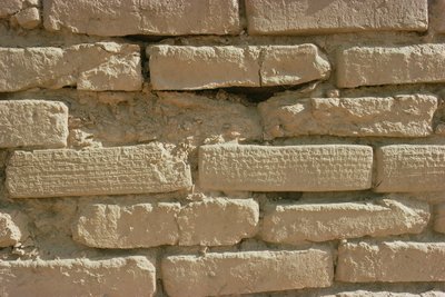 Dettaglio di mattoni con iscrizioni cuneiformi dallo Ziggurat, costruito dal re elamita Untash-Gal (c.1265-46 a.C.) da Unbekannt