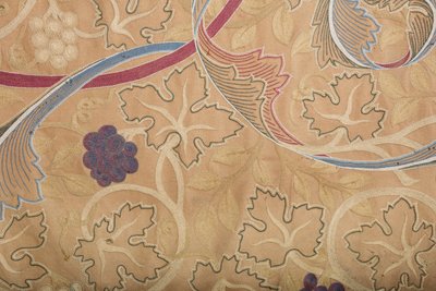 Dettaglio del dossale ricamato disegnato da William Morris, esposto sulla parete est del presbiterio della chiesa priorale da Unbekannter Künstler