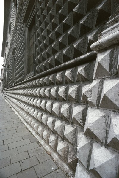 Dettaglio della facciata di Palazzo dei Diamanti, Ferrara, Italia da Benjamin Baud
