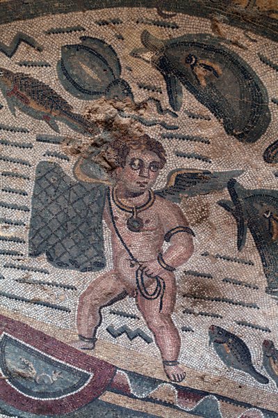 Dettaglio del mosaico della pesca dei Putti. Pesca con la rete. III - IV secolo. Villa Romana del Casale, Sicilia. Sito UNESCO. da William M. Timlin