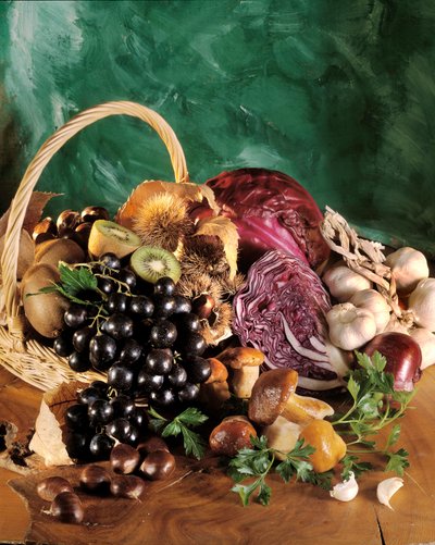 Dieta: natura morta di uva nera, aglio, cipolla, spicchio d