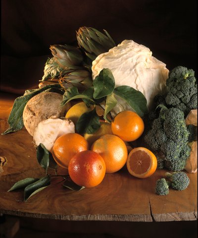 Dieta: natura morta di broccoli, arance, sedano rapa, carciofi, limoni e cavolo bianco da William M. Timlin