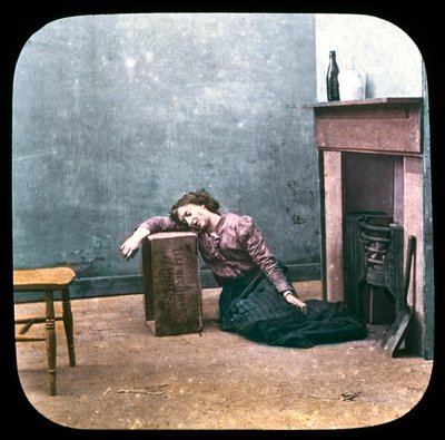 Donna ubriaca sul pavimento davanti al camino, c. 1895 da Unbekannt