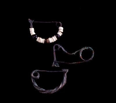 Arte etrusca: tre tipi di fibule in bronzo dalla tomba 59 di Poggio Selciatello, Pian della Regina, Tarquinia - IX secolo a.C. - Dim 3,8 cm 3,3 cm e 3,5 cm da Unbekannt