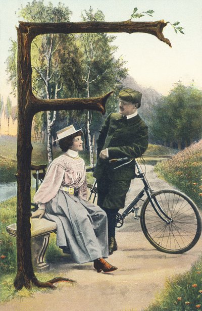 F : Un uomo in tenuta da ciclista appoggiato sulla sua bicicletta discute con una donna seduta su una panchina. Ambiente campestre - Alfabeto personaggi Rif Th. E., L. Theochrom - Serie 994. Theodor Eisman, editore, Lipsia da Unbekannt