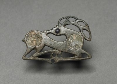 Fibula a forma di cervo sdraiato, c.400 da Unbekannt