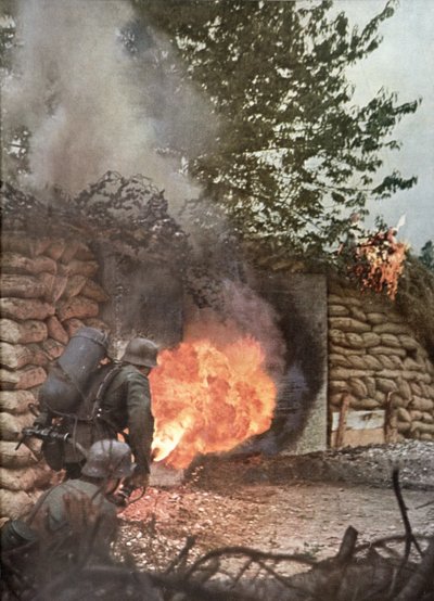 Fuoco e morte, un campo fortificato sovietico esplode in fiamme con lanciafiamme, dalla rivista 