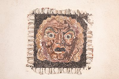 Mosaico pavimentale del I secolo a.C. raffigurante una maschera di Dioniso, da una villa romana vicino a via Ruffinella a Roma, museo nazionale romano, Roma, Italia da Unbekannter Künstler