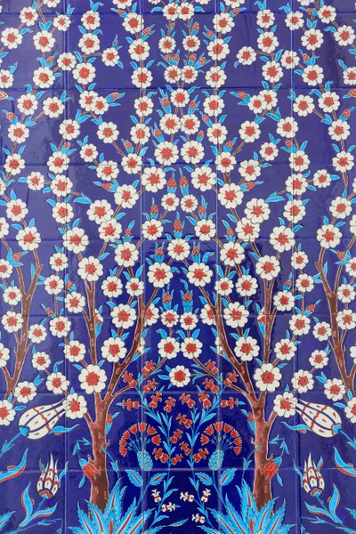 Fiori. Uno degli 80 pannelli di Iznik - piastrelle di ceramica altamente decorate popolari nel XVI secolo - che caratterizzano distintamente gli edifici imperiali e religiosi di Istanbul. Moschea Sheikh Zayed. 1995 da Unbekannt