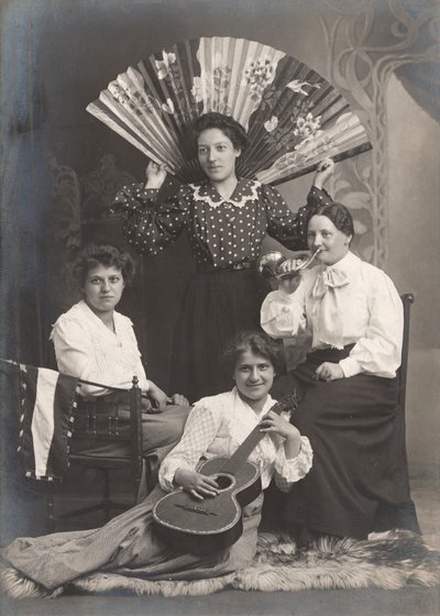 Quattro signore con corno, chitarra e ventaglio, Francia, c.1920 da Unbekannter Künstler