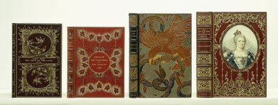 Quattro copertine di libri con rilegatura di Riviere & Sons tra cui "La vita e i tempi di Caterina de