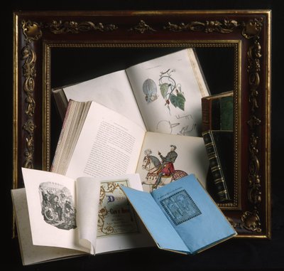 Cornice in legno laccato color borgogna e decorazioni con motivi in rilievo dorati, fine XIX secolo. Vari libri aperti: atlante anatomico con tavole colorate a mano da Unbekannt