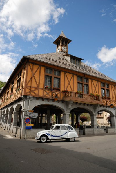 Francia, Arreau, Citroen 2CV su strada accanto al mercato coperto medievale da Unbekannter Künstler