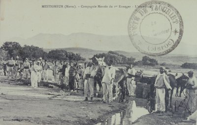 Soldati coloniali della legione francese in pattuglia vicino alle montagne dell
