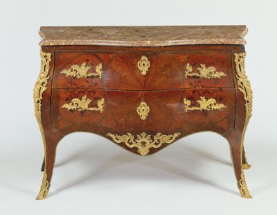 Comò serpentino francese con montature in bronzo dorato e piano in marmo, c.1740 da Unbekannt