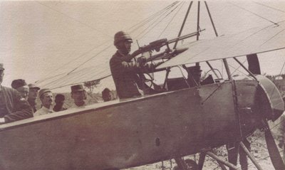 Soldati francesi intorno alla mitragliatrice di un aereo - 1915 da Unbekannt