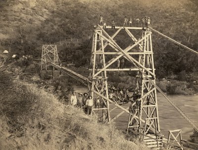 Fresno, California: 1890 Questa fotografia di C.C. Curtis mostra il ponte Smith e Moore sul fiume Kings, parte del flume costruito da Hiram T. Smith e Austin D. Moore, per trasportare legname dalle Sierras per la loro azienda, la Kings River Lumber da Unbekannt