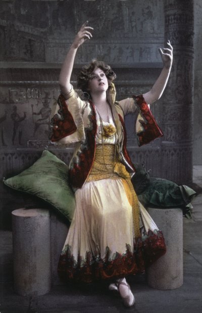 Gabrielle Ray che canta in: La vedova allegra, c.1910 da Unbekannter Künstler