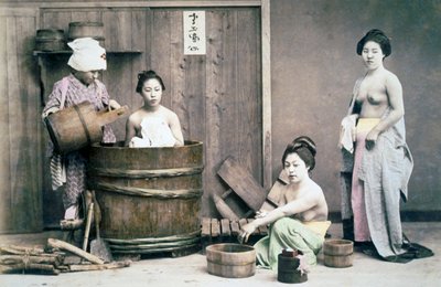 Geishe che fanno il bagno, c.1880 (foto colorata a mano) da Unbekannter Künstler