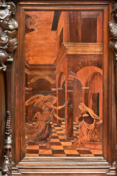 Genova, Duomo (Cattedrale di San Lorenzo), interno, presbiterio, abside, coro, lato sud: "Annunciazione", intarsio in legno di Gian Michele De