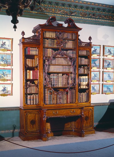 Libreria con vetrina con grande cassa centrale decorata con una cornice interna elaboratamente intagliata che incorpora un violino intagliato, affiancata da due casse più corte e strette poggiate su una sezione inferiore di due armadi laterali e una baia d da Unbekannt