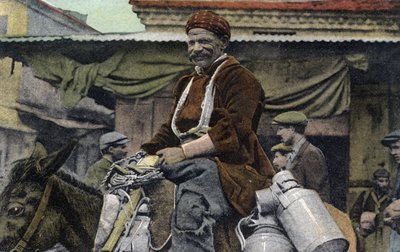 Grecia, Salonicco (o Tessalonica): uomo sorridente cavalca un asino, con lattine, sulla piazza del mercato - Cartolina 1914-1918 da Unbekannt