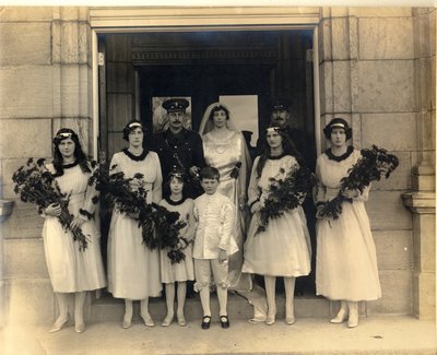 Foto di gruppo del matrimonio di Lady Maud Cavendish e Capitano Macintosh da William M. Timlin