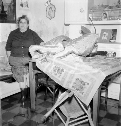 Acqua alta a Venezia: una residente nella sua casa. 1962 Venezia da Unbekannt