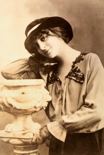 Ritratto a mezzo busto di una giovane donna da Unbekannter Künstler