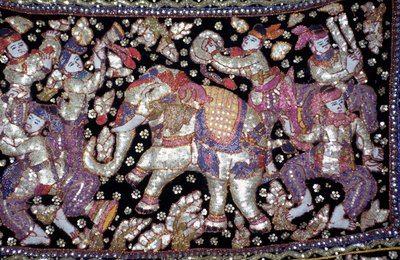 Tessuto ricamato a mano raffigurante cavalieri, dame ed elefanti, Ratchaburi, Thailandia da William M. Timlin