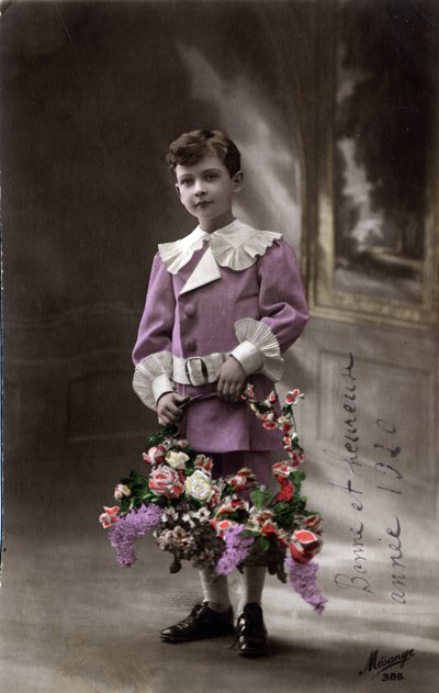 Cartolina di auguri di Buon Anno: un bambino con un cesto di fiori - Cartolina datata 1920 da Unbekannt