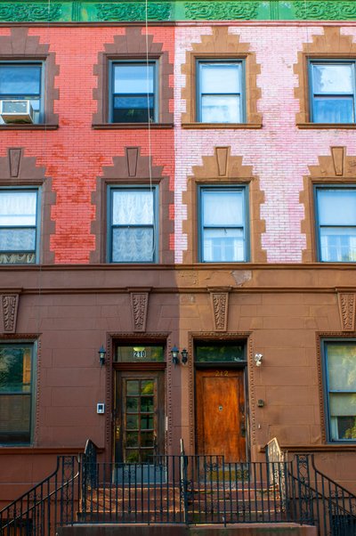 Negozi e edifici di strada a Harlem, New York City, 2021 da Alec Hunter