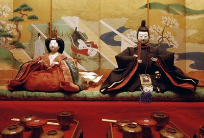 Bambole Hina, realizzate in washi, carta tradizionale giapponese, con abiti raffinati ed eleganti, famiglia nobile o reale del periodo Heian, Kurashiki, civiltà giapponese da Benjamin Baud
