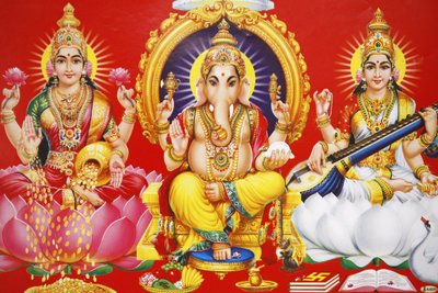 Dea indù Laxmi, dio Ganesh e dea Saraswati (da sinistra a destra), India da Unbekannt