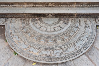 Storico rilievo in pietra; pietra ornamentale decorata con animali alla base di una scalinata; pietra lunare a Jaya Sri Maha Bodhi; Anuradhapura; Sri Lanka; Asia da Unbekannt