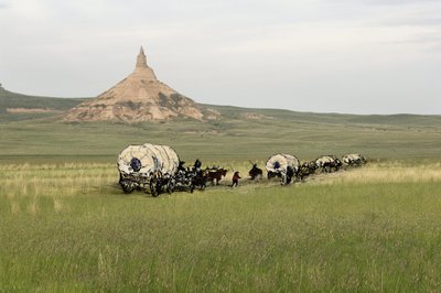 Storia dei coloni e della conquista del West: pionieri americani. Viaggi di diverse famiglie attraverso le pianure degli Stati Uniti. Diligenze che attraversano Chimney Rock sull