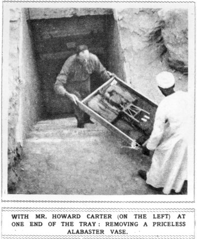 Howard Carter rimuove tesori dalla tomba di Tutankhamon da Unbekannt