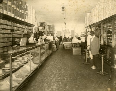 Interno del negozio di scarpe John Sewell & Co. al 304-6 12th Avenue (Flagler Street), c.1910 da Unbekannt