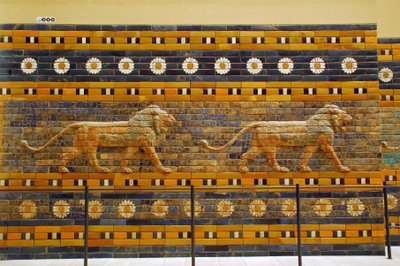 Porta di Ishtar originariamente appartenente al Tempio di Bel, costruita a Babilonia (Iraq) dal re Nabucodonosor II - Porta di Ishtar Via Processionale Museo di Pergamo, Isola dei Musei, Berlino Germania da Unbekannter Künstler