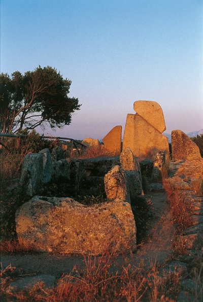 Italia, Sardegna, Arzachena, provincia di Olbia-Tempio, Tomba dei Giganti di Li Longhi, vista posteriore da Nicolas d