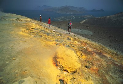 Italia, Sicilia, Isole Eolie, Messina, Isola di Vulcano, Fumarole Solforose e Isola di Lipari sullo sfondo da Benjamin Baud