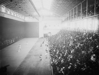 Jai alai è uno sport che coinvolge una palla rimbalzata su uno spazio murato accelerandola a velocità elevate con un dispositivo a mano (cesta) da Unbekannt
