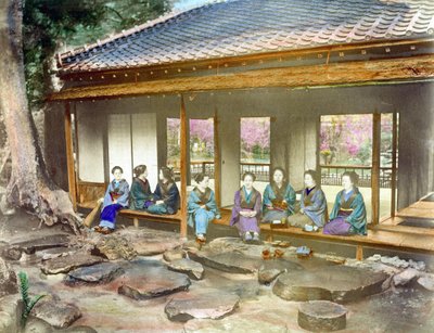 Giappone intorno al 1890. Donne giapponesi in un giardino. Fotografia colorata a mano circa 1890 da Unbekannter Künstler