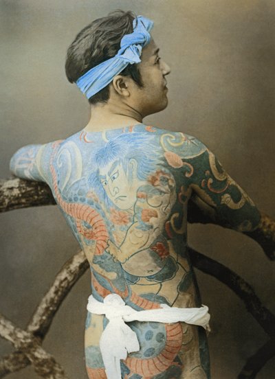 Uomo giapponese con tatuaggi, c. 1910 (foto) da Unbekannter Künstler