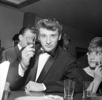 Johnny Hallyday che beve un cocktail al bar, Cortina d